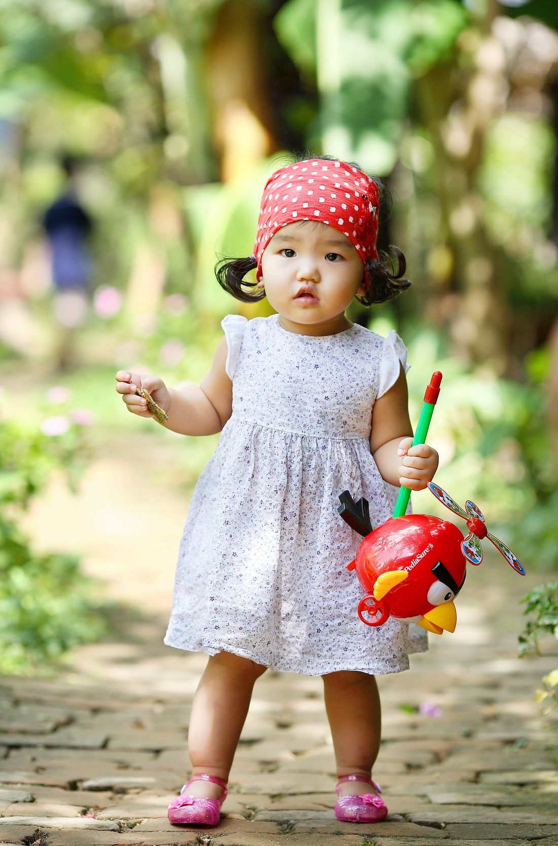 Professionnelle de la petite enfance en activité avec de jeunes enfants