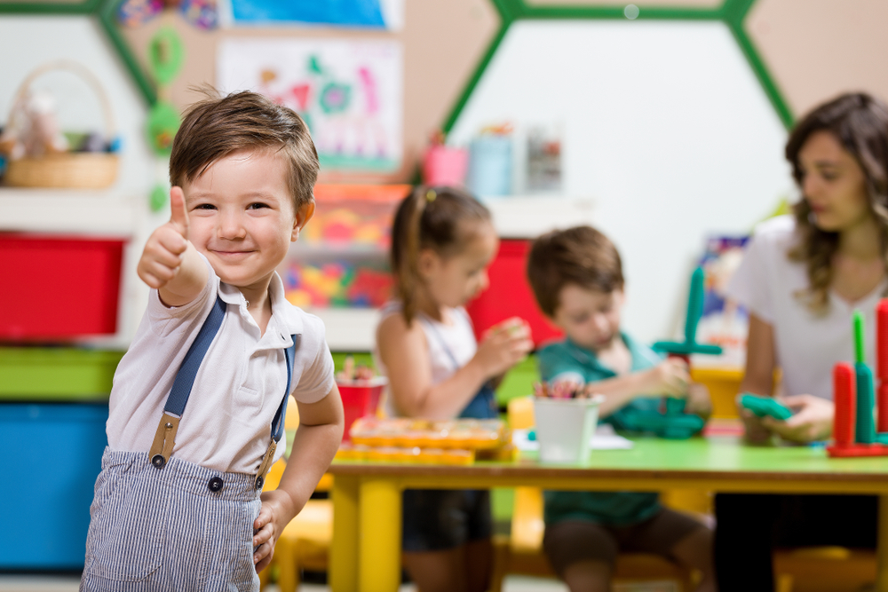 Professionnelle de la petite enfance entourée de jeunes enfants
